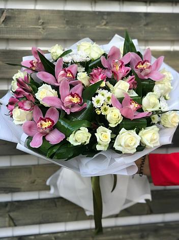 Букет цветов из: Розы и Хризантемы в Углянце