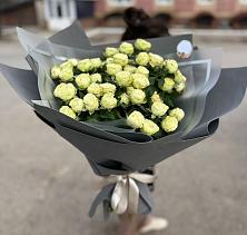 Букет Белые кустовые розы Солинеро в Углянце