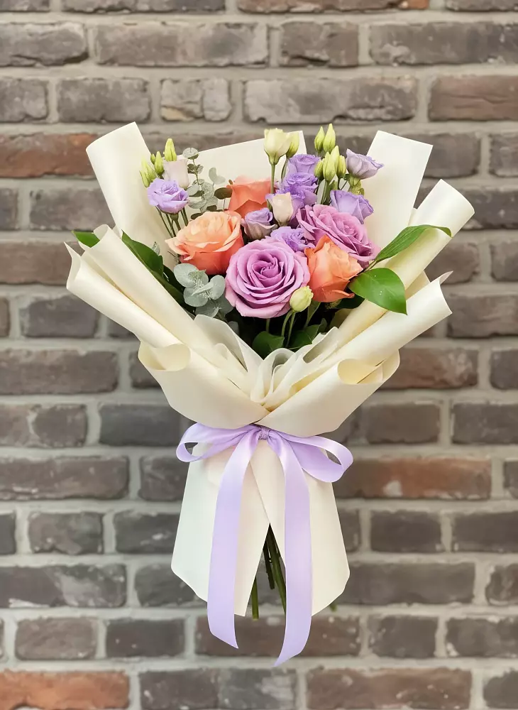 Букет цветов из: Лизиантусы и Розы в Углянце