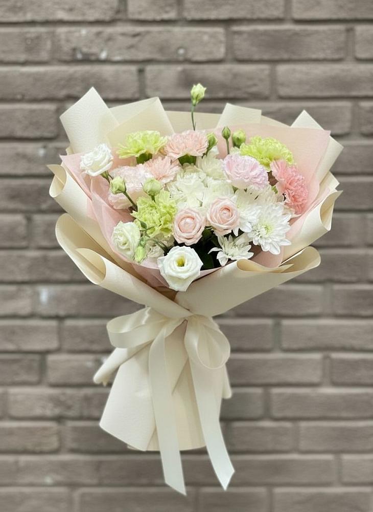 Букет цветов из: Гвоздики, Розы, Лизиантусы и Хризантемы в Углянце