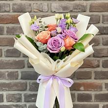 Букет цветов из:  Лизиантусы и Розы в Углянце