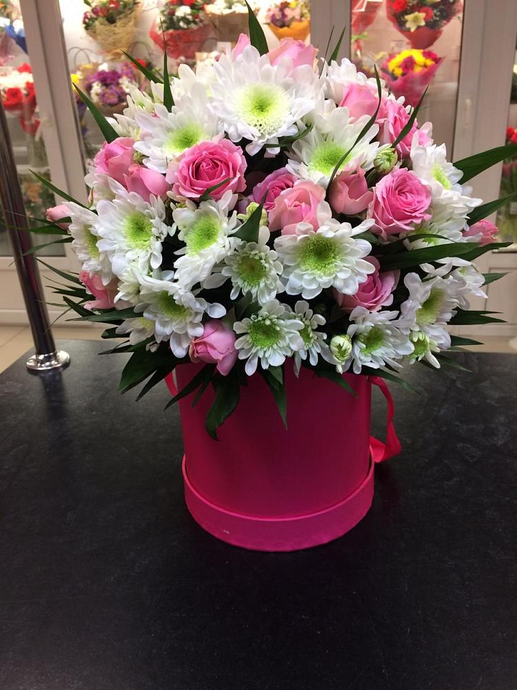 Цветочная композиция из Розы и Хризантемы в шляпной коробке в Углянце