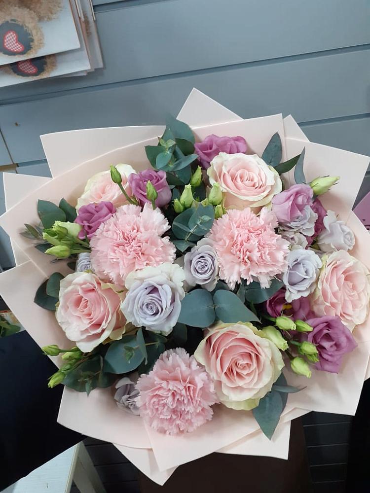 Букет цветов из: Розы, Гвоздики и Лизиантусы в Углянце