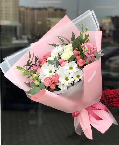 Букет цветов из: Розы, Лизиантусы и Хризантемы в Углянце
