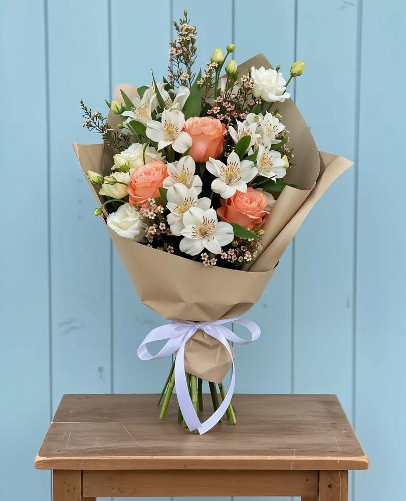 Букет цветов из: Альстромерии, Лизиантусы, Розы и Хризантемы в Углянце