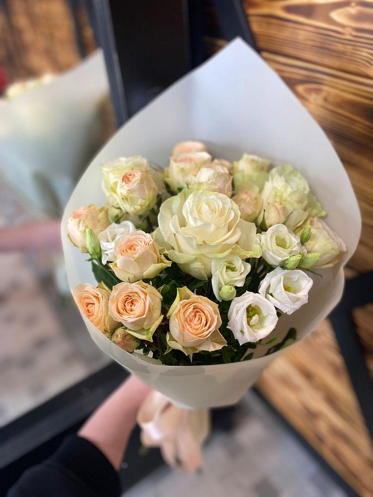 Букет цветов из: Розы и Лизиантусы в Углянце